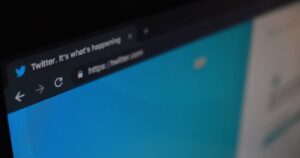 Twitter eliminará publicaciones con información falsa sobre vacunas contra el COVID-19