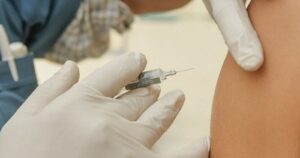 China autoriza comercialización de su primera vacuna contra el coronavirus