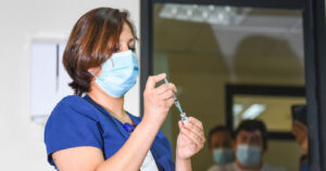 Encuesta Cadem: un 45% quiere vacunarse contra el COVID-19 apenas esté disponible