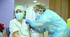 Pfizer retrasó el envío de la vacuna en ocho países europeos