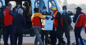 Llegaron las primeras 10 mil dosis de la vacuna Pfizer-BioNTech a Chile