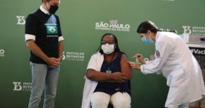 Brasil avanza en la inmunización tras aprobar dos vacunas contra el COVID-19