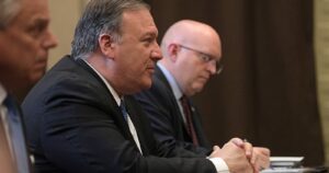 Mike Pompeo trata de 