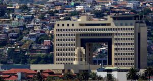 Encuesta Black&White: 85% asegura que los políticos abusan más que los empresarios