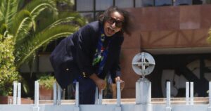 Comisión de Ética sanciona a Florcita Alarcón por exhibir cartel ofensivo durante sesión