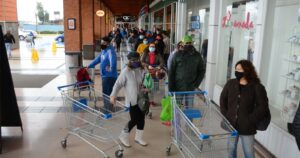 Por qué se prohibió la venta de productos no esenciales en supermercados de comunas en cuarentena
