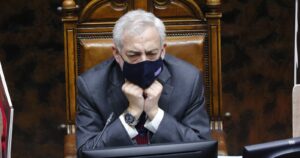 Destituyen a fiscal y asesor por violar cuarentena junto a Raúl Guzmán