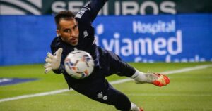 Posible brote de coronavirus complica al Betis de Claudio Bravo y Manuel Pellegrini