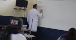 Profesores, asistentes y educadores de párvulos serán parte del 30% prioritario para la vacunación