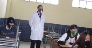 Unesco por vacunación prioritaria a profesores: 