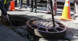 Aguas Andinas insta a hacer un correcto uso de la red de alcantarillados ante episodios de lluvias intensas