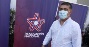 Mario Desbordes inscribe precandidatura presidencial por Renovación Nacional