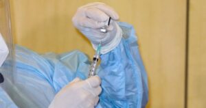 Por qué enfermera de Talcahuano vacunada arrojó positivo por COVID-19