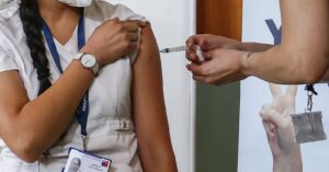 Por qué es importante lograr que la vacuna contra el COVID-19 sea de una sola dosis