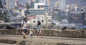 Alcalde Sharp propone pedir PCR negativo para que veraneantes visiten la costa