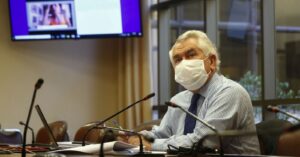 Paris confirma rebrote de COVID-19 y no descarta que Región Metropolitana vuelva a cuarentena