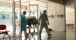 Hospital San Borja recibe primeros pacientes Covid trasladados de otras regiones