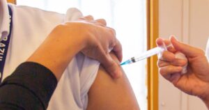 Mujeres, jóvenes y sectores de menores ingresos tienen menos disposición a vacunarse contra el COVID-19