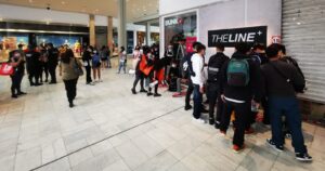 Lanzamiento de zapatillas generó aglomeración en el Mall Plaza Vespucio