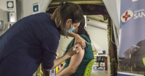 Falta de información y recursos: los problemas que acusan los alcaldes tras el calendario de vacunación del Gobierno