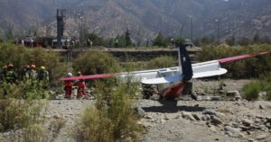 Avioneta de la FACH cayó en el lecho del río Mapocho