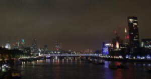 Inglaterra tendrá confinamiento con cierre de colegios hasta mediados de febrero