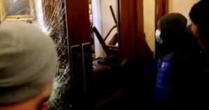 FOTOS - Las portadas de la prensa mundial tras el asalto al Capitolio