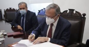 Universidad de Chile firmó acuerdo para avanzar en un centro productor de vacunas