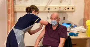 Hombre de 82 años recibió la primera vacuna de Oxford/AstraZeneca en Reino Unido