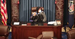 Escándalo: partidarios pro Trump se toman el Capitolio en medio de la certificación de la victoria de Joe Biden