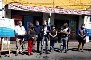 Municipio de Santiago entrega tarjetas canjeables por alimentos a 25.500 vecinos