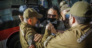 VIDEO - Detienen a camarógrafo de CNN Chile durante transmisión en vivo