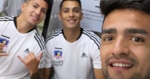 Jugadores de Colo Colo muestran la nueva camiseta del equipo para 2021