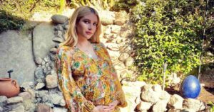 Emma Roberts presentó a su hijo en redes: 