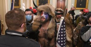 Quién es el hombre vestido con pieles y cuernos que asaltó el Congreso de EE.UU.