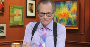 Larry King salió de la UCI pero seguirá internado tras contagiarse de COVID-19