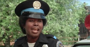 Actriz que interpretó a la oficial Hook en Locademia de Policía murió a los 73 años