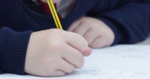 Reino Unido cerrará las escuelas de Londres por aumento de casos de coronavirus