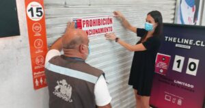 Seremi de Salud clausura tiendas de zapatillas en Mall Plaza Vespucio