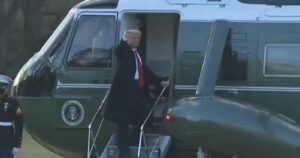 Al ritmo de YMCA: Donald Trump dejó la Casa Blanca y aseguró que 