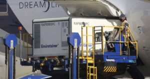 Piñera recibió el primer cargamento de vacunas Sinovac: 