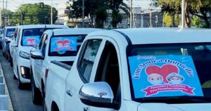 Caravana y sirenas: el show de Cathy Barriga para iniciar vacunación en Maipú