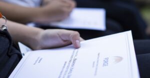 Abren postulaciones a becas de formación online para jóvenes que buscan su primer empleo