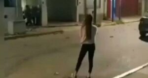 Policía dispara a joven en la cara cuando protestaba por femicidio en Argentina