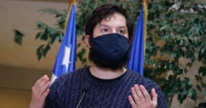 Boric oficiará al Gobierno para revertir límites de vacunación de extranjeros