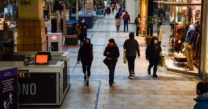 Prestigiosa revista científica desafía a OMS a despejar dudas sobre contagios de COVID-19