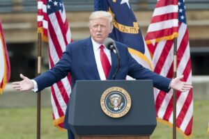 Donald Trump reaparece tras dejar la Casa Blanca e insiste en fraude electoral