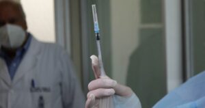 Sudáfrica suspende vacuna de AstraZeneca por su baja eficacia ante la variante local del coronavirus