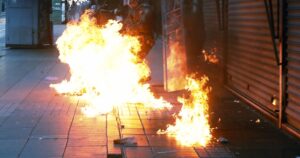 Absuelven a hombre que estuvo 14 meses preso tras ser acusado por porte de molotov