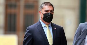 Desbordes cede ante reclamo de Colegio de Profesores y pide iniciar clases presenciales en abril